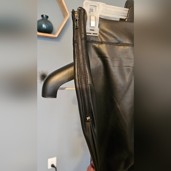 FOREVER 21 PLEATHER PANTS - SIDE ZIP - SIZE MEDIUM NWOT - Picture 4 of 4